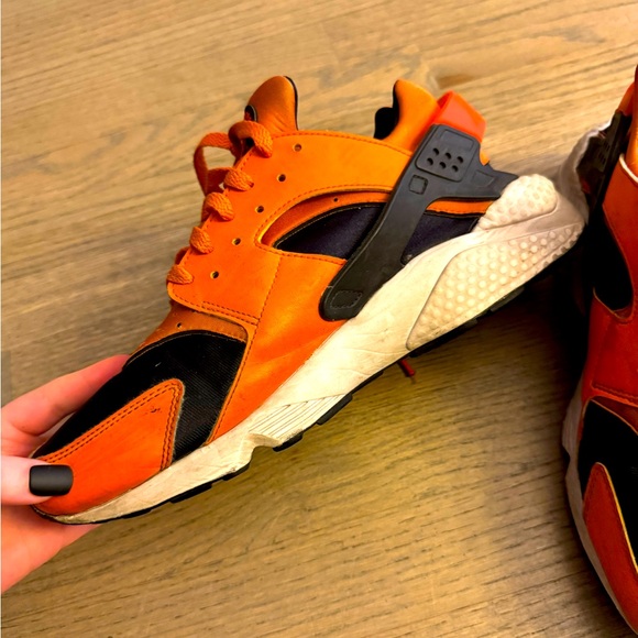 Men’s Nike Air Huarache orange shoes - Picture 4 of 6